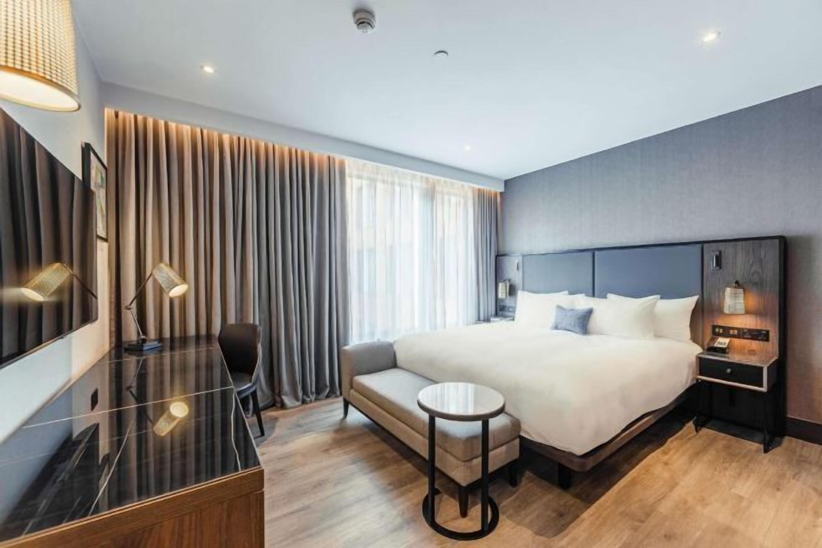 Peti besi dalam bilik, meja, ruang kerja komputer riba, kalis bunyi 