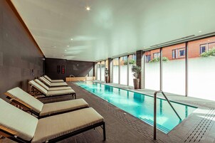 Una piscina cubierta