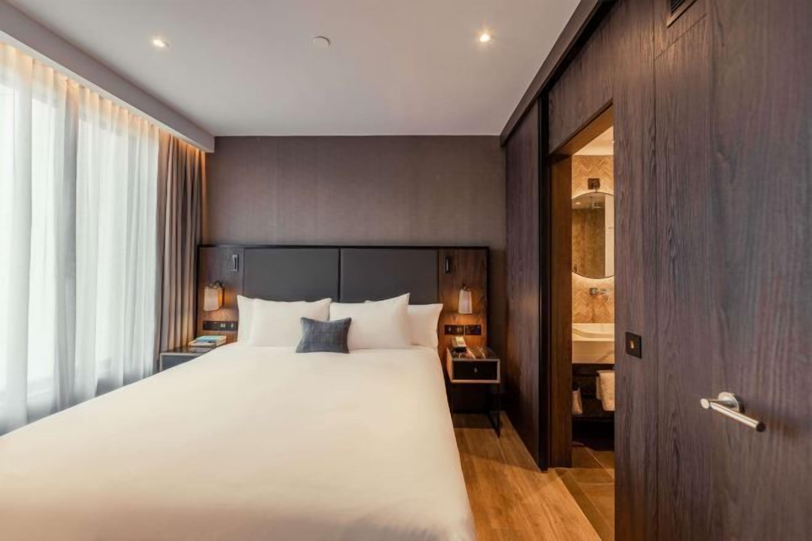 Peti besi dalam bilik, meja, ruang kerja komputer riba, kalis bunyi 