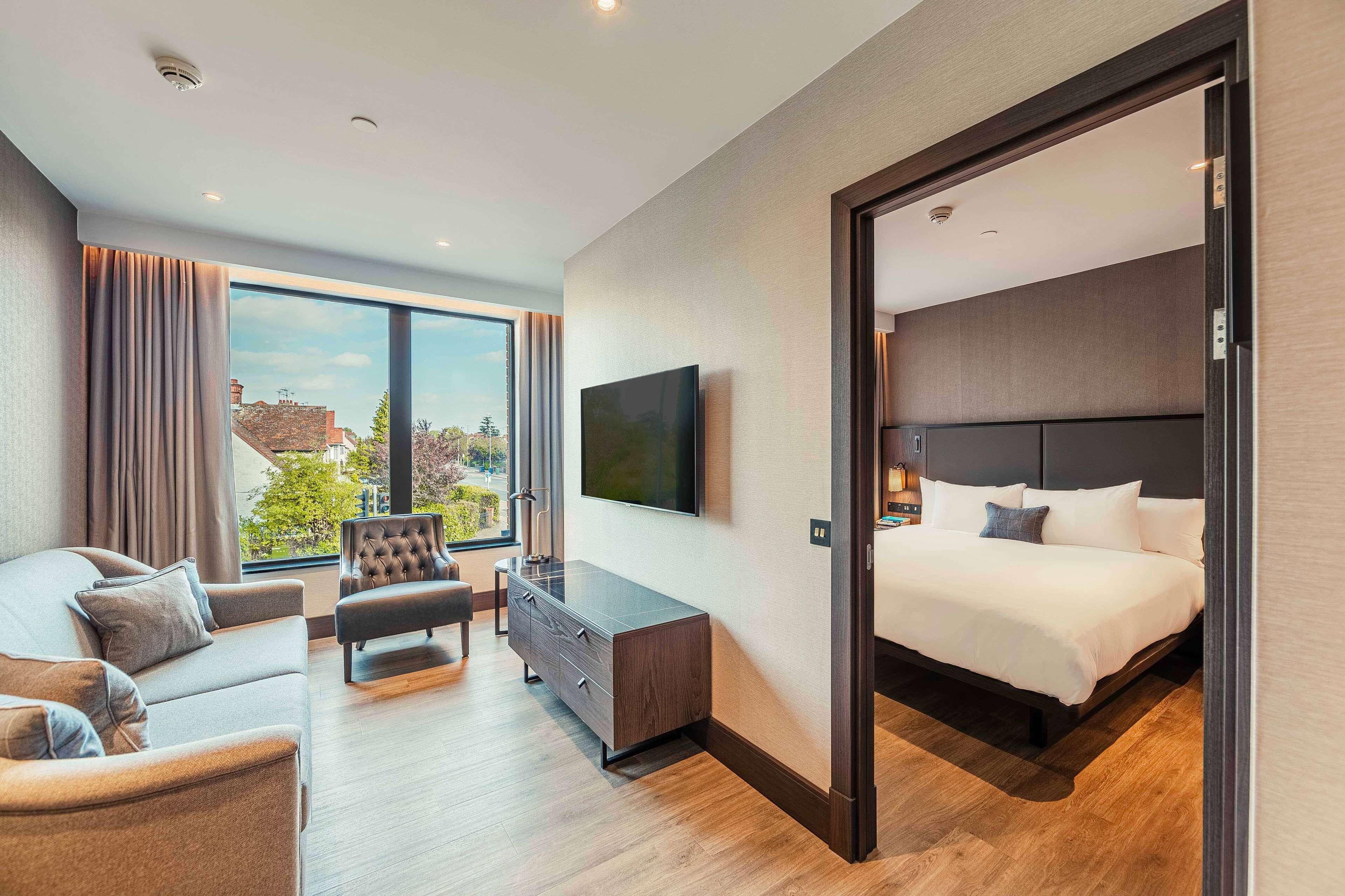 Departamento (The Gormley) | Caja de seguridad en la habitación y escritorio 