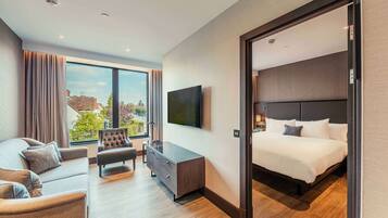 Departamento (The Gormley) | Caja de seguridad en la habitación y escritorio