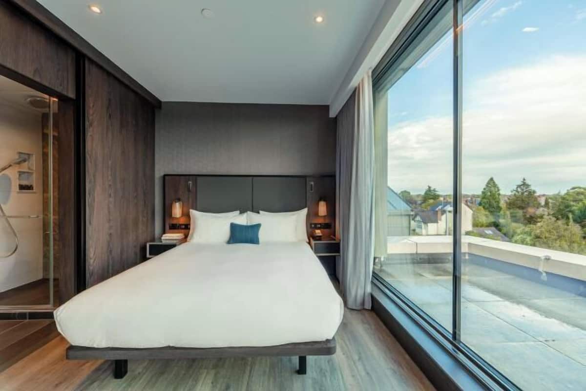 In-room safe, desk, laptop workspace, soundproofing