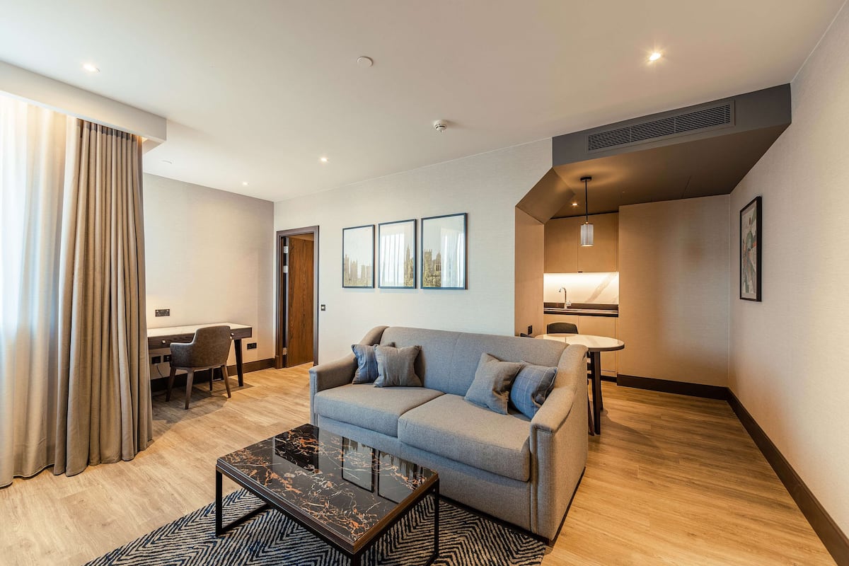 Duplex (The Fellows Apartment) | In-room safe, desk, laptop workspace, soundproofing