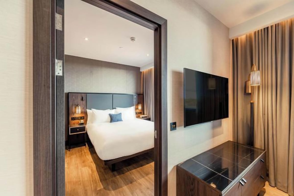 In-room safe, desk, laptop workspace, soundproofing