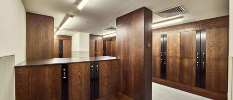 Een modern liftgedeelte met houten lambrisering en een centraal bedieningspaneel.