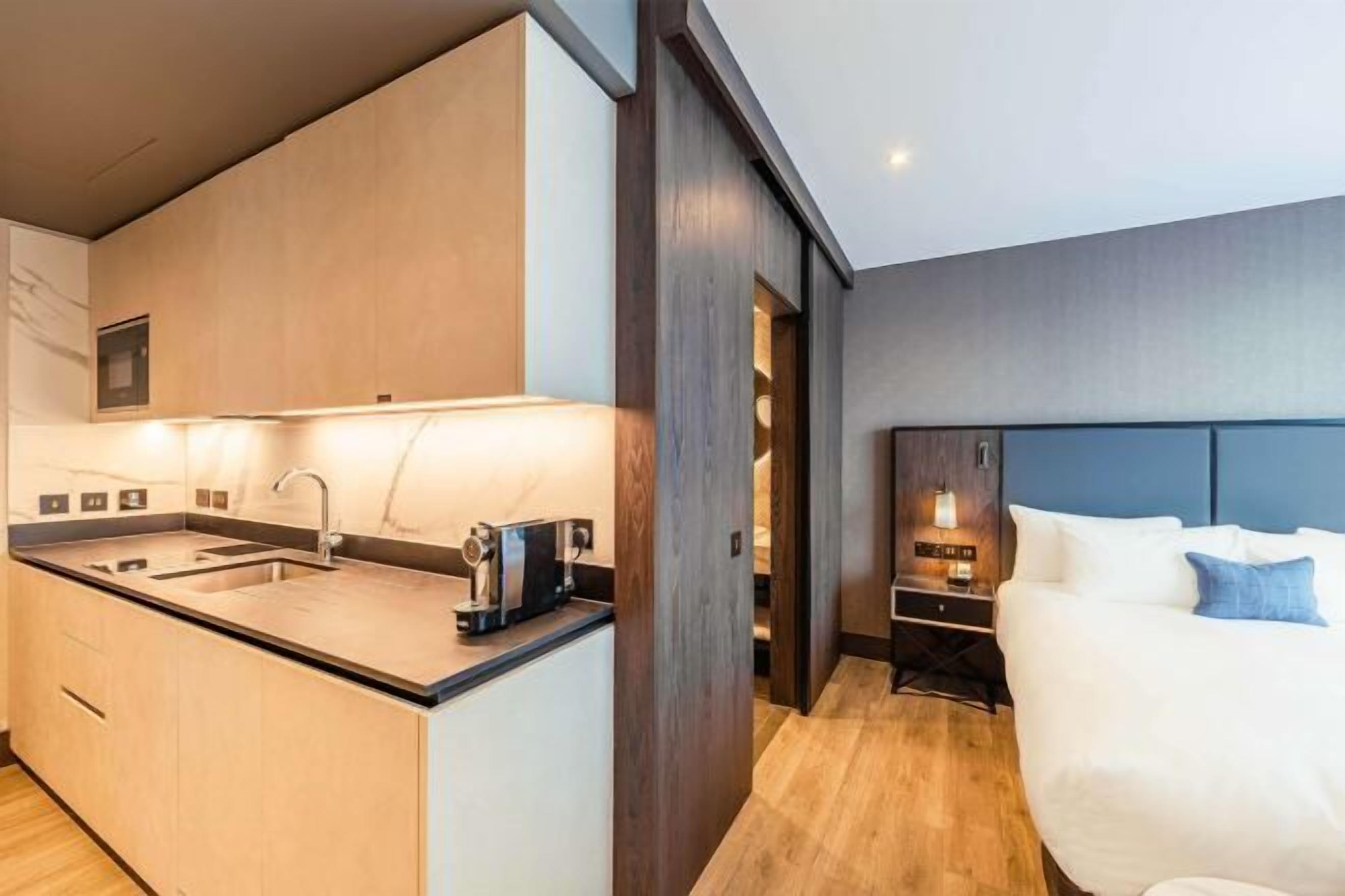 Peti besi dalam bilik, meja, ruang kerja komputer riba, kalis bunyi 