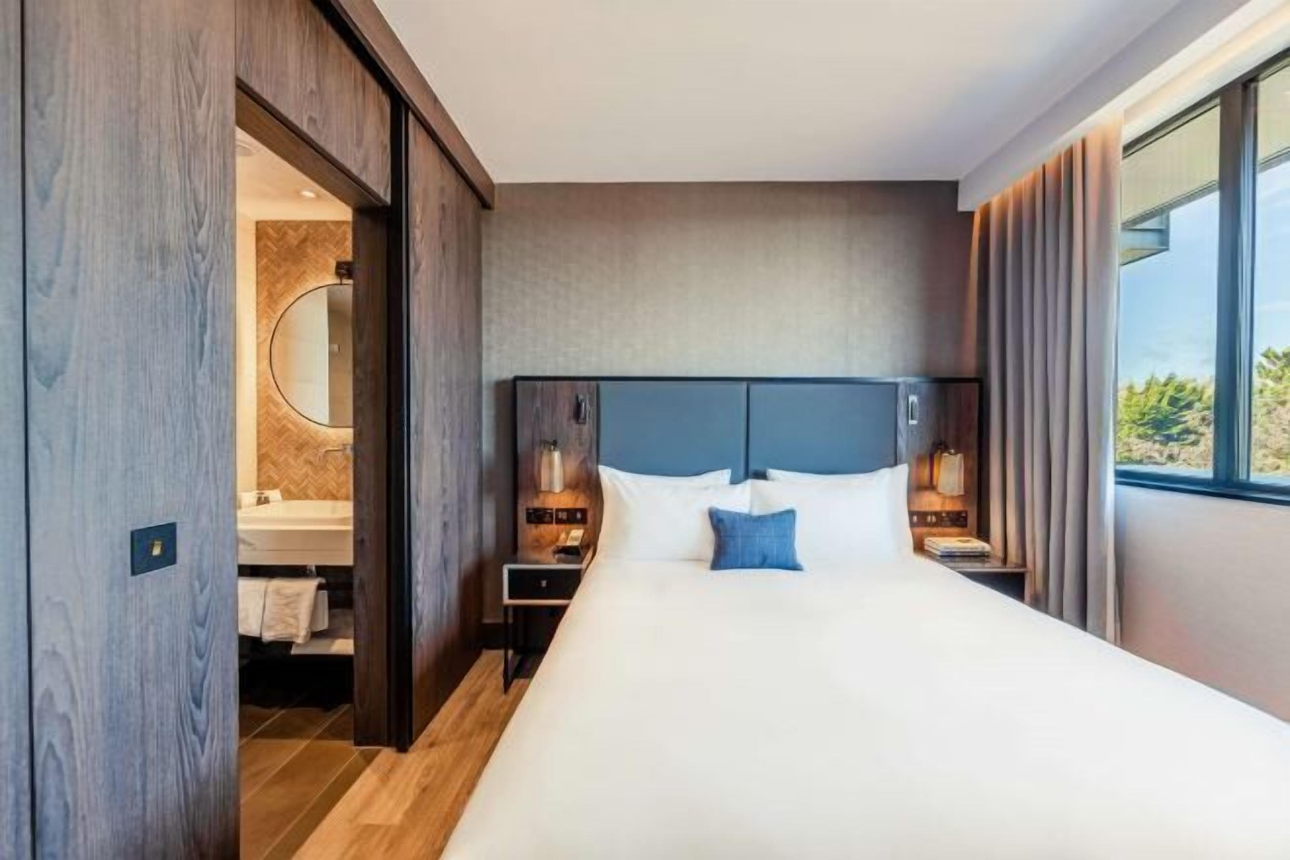 Peti besi dalam bilik, meja, ruang kerja komputer riba, kalis bunyi 