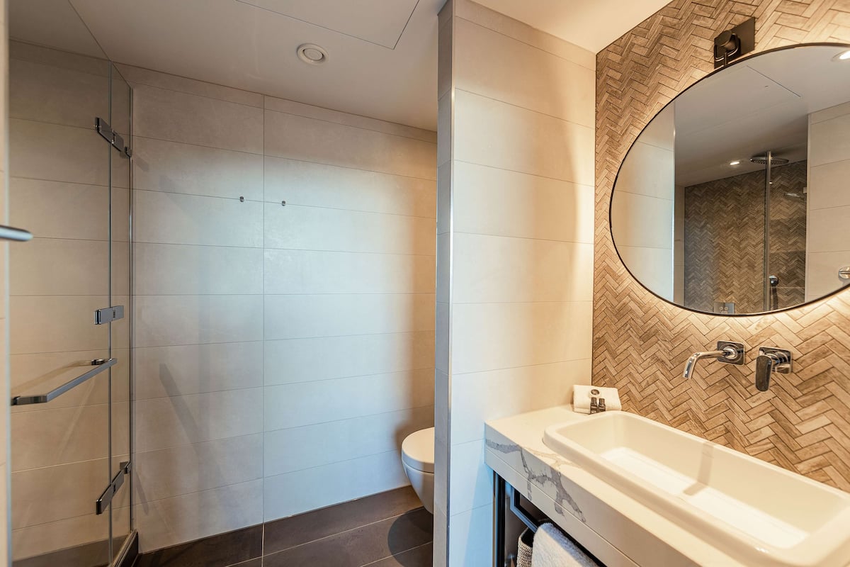 apartment (the barton) | bathroom shower