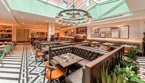 Bar (on property) - The Fellows House Cambridge, Curio Collection by Hilton (Cambridge)