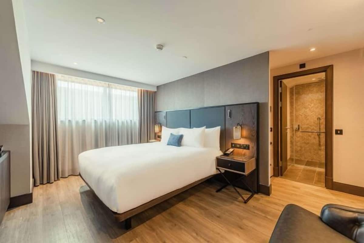 In-room safe, desk, laptop workspace, soundproofing