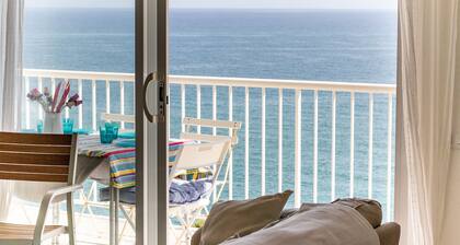 Idyllic, unique flat with spectacular sea views. Garage and Wi-fi.