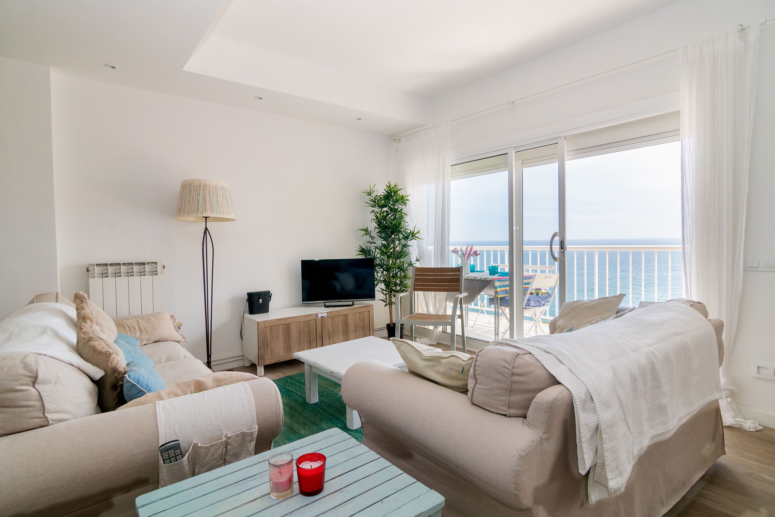 Smart TV, books, stereo