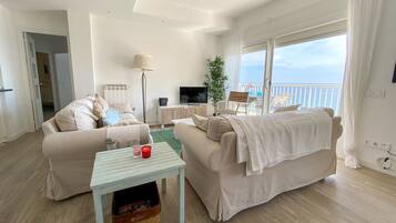 Smart TV, books, stereo