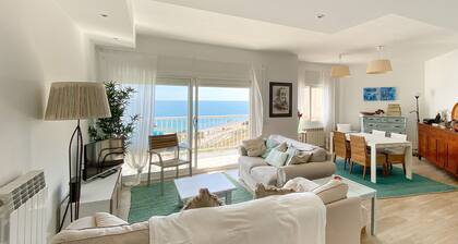 Idyllic, unique flat with spectacular sea views. Garage and Wi-fi.