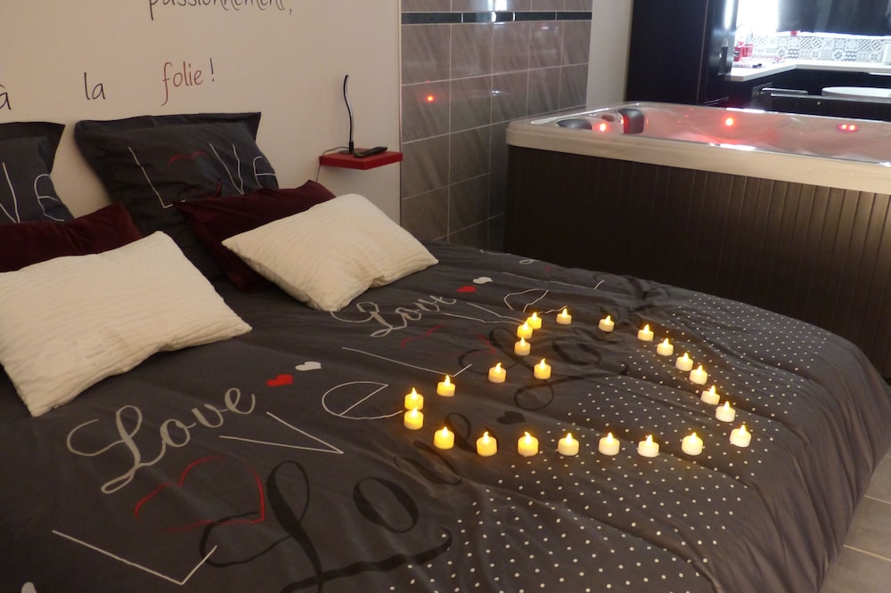 Cozy apartment with private Jacuzzi for a romantic night