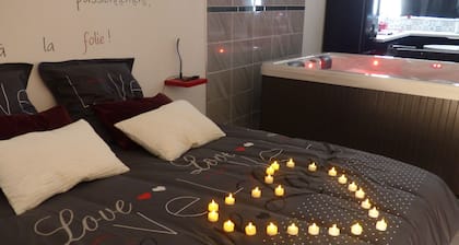 Accogliente appartamento con vasca idromassaggio privata per una notte romantica