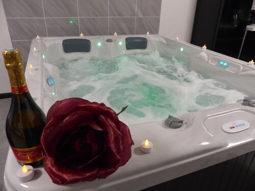 Cozy apartment with private Jacuzzi for a romantic night