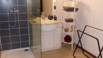 Douche, sèche-cheveux, serviettes fournies, savon