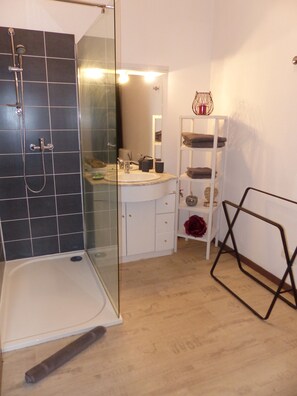 Een douche, een haardroger, handdoeken, zeep