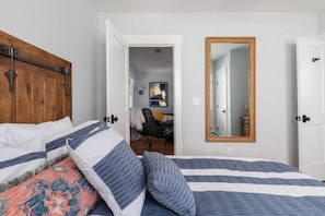 3 室のベッドルーム、デスク、アイロン / アイロン台、旅行用ベビーベッド