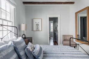 3 habitaciones, escritorio y tabla de planchar con plancha 