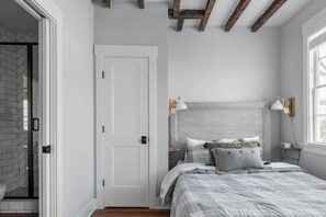 3 chambres, bureau, fer et planche à repasser, lit parapluie