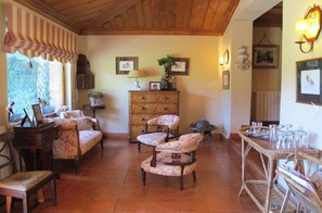 Smart TV, fireplace, ping pong