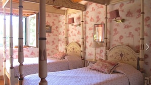 4 عدّة غرف نوم ومكواة/لوح كي وسرير سفر وواي فاي