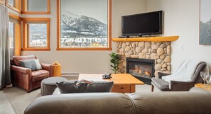 Smart TV, fireplace, Netflix, streaming services - Downtown Delight - Penthouse with Shared Rooftop Hot Tub (Canmore)