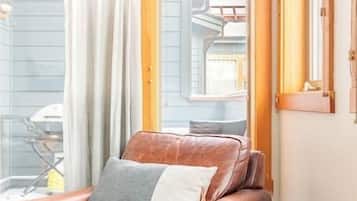 Smart TV, fireplace, Netflix, streaming services