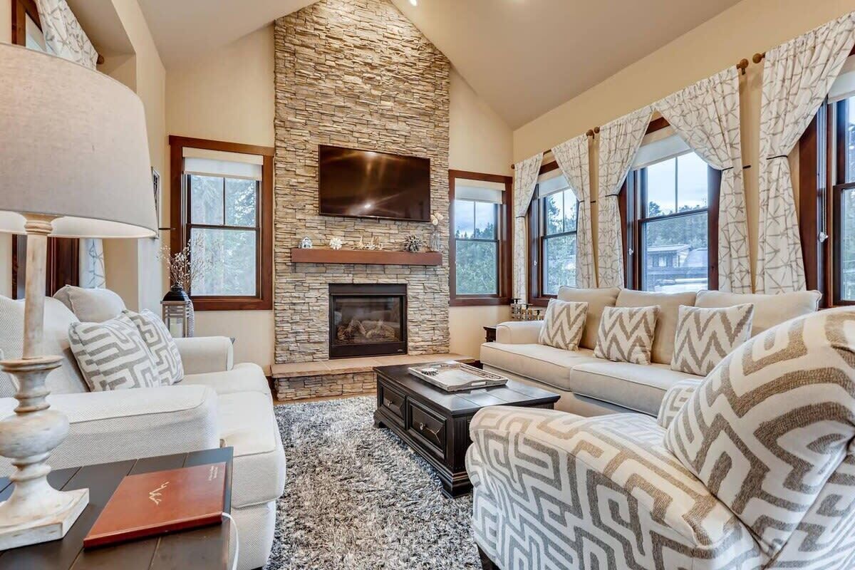 Lovely 4BR Home Main St, 5 min to Gondola