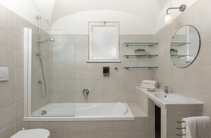 Vasca, asciugacapelli, bidet, asciugamani