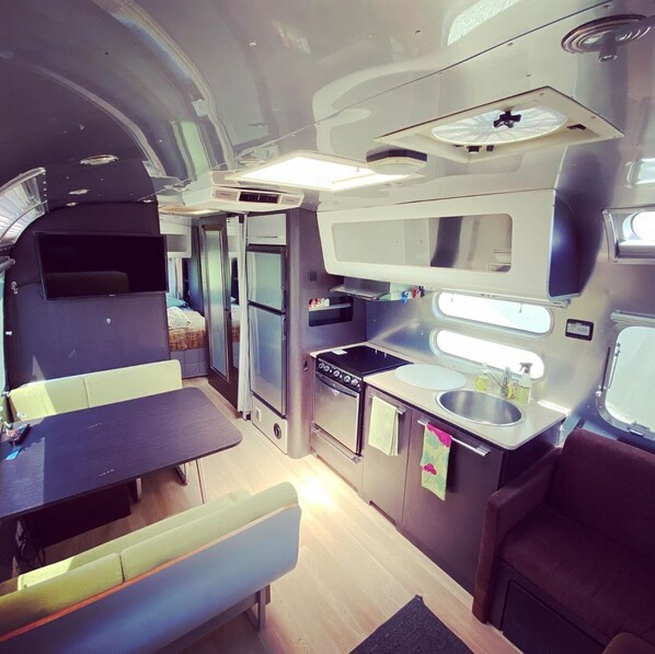 Refrigerador, horno, parrilla de estufa y utensilios de cocina