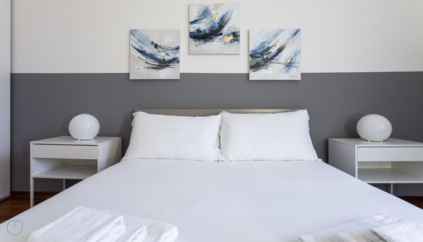 2 Schlafzimmer, laptopgeeigneter Arbeitsplatz, Bügeleisen/Bügelbrett