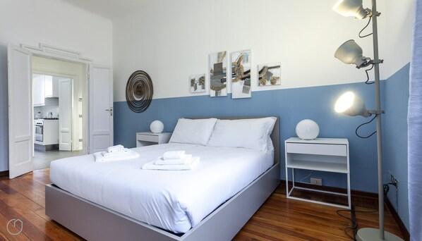 2 Schlafzimmer, laptopgeeigneter Arbeitsplatz, Bügeleisen/Bügelbrett