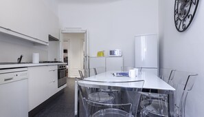 Kylskåp, mikrovågsugn, ugn och spishäll