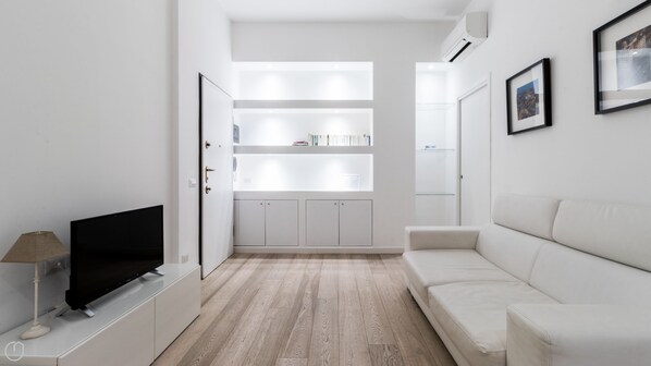 Flat-screen TV - Italianway - Corso Genova 27 A (Milan)