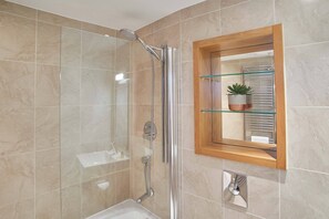 Combined shower/tub, hair dryer, towels, soap - No.7 Regent House (Harrogate)