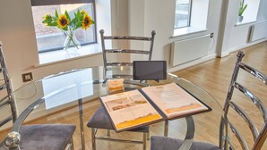 Family dining - No.7 Regent House (Harrogate)
