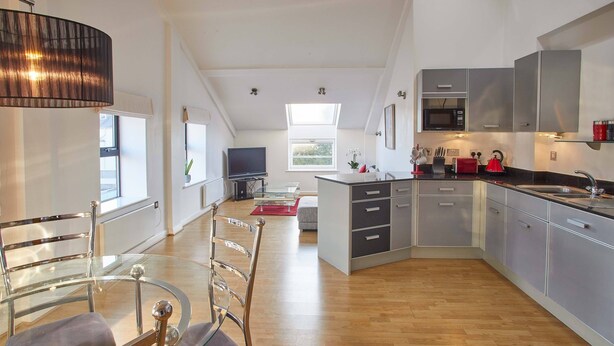 Apartment | Private kitchen | Full-size fridge, microwave, oven, stovetop - No.7 Regent House (Harrogate)