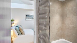 Combined shower/tub, hair dryer, towels, soap - No.7 Regent House (Harrogate)