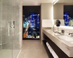 Grand Suite, 1 King Bed, Corner | Bathroom | Designer toiletries, hair dryer, bathrobes, slippers - Grand Hyatt Nashville (Nashville)