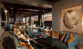 3 bares o lounges 
