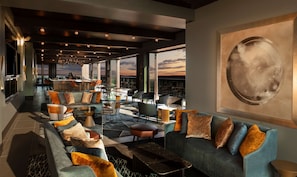3 bars/lounges