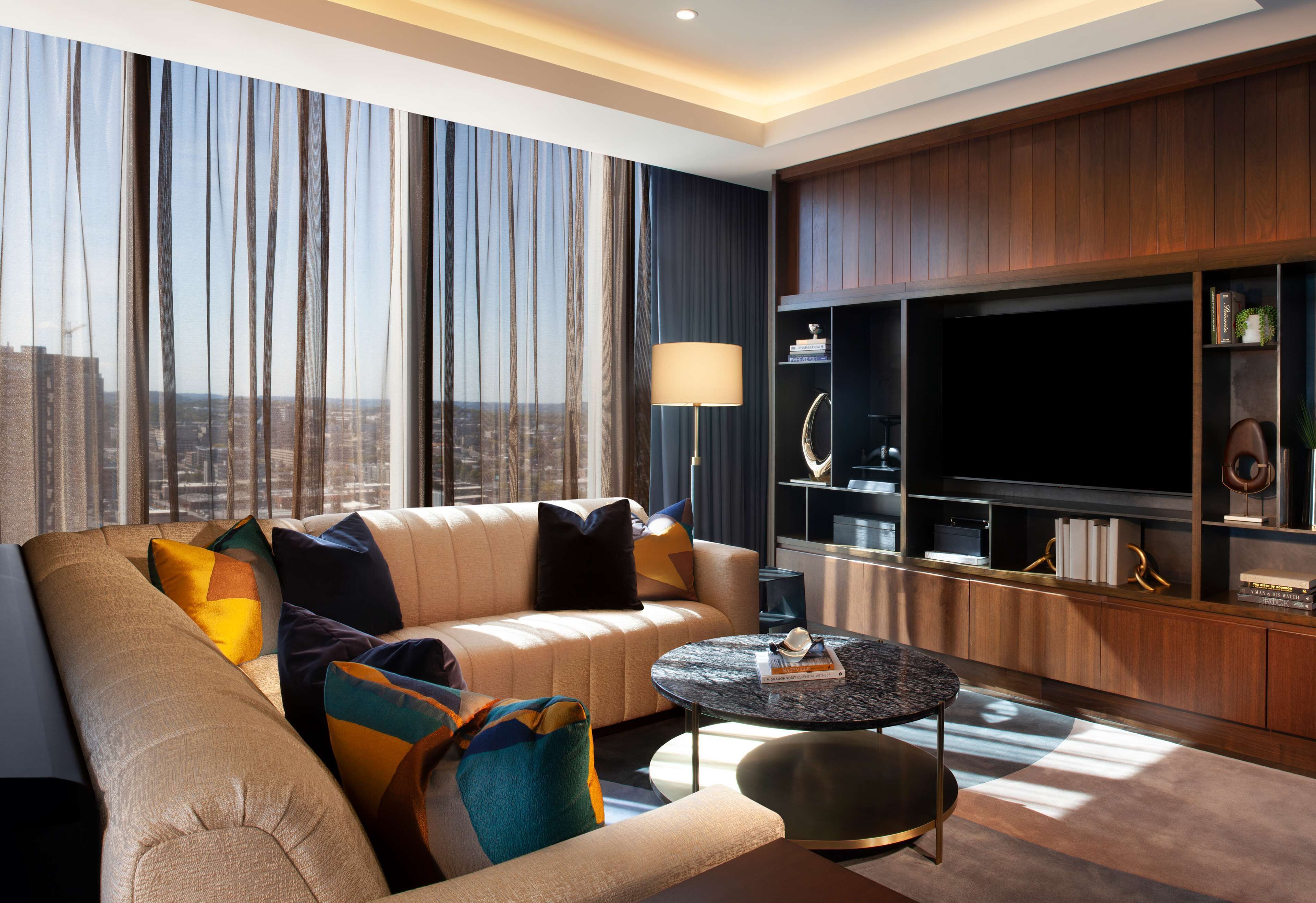 أغطية فراش متميزة وخزنة داخل الغرفة ومكتب ومساحة عمل للكمبيوتر المحمول