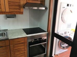 Een koelkast, een microgolfoven, een oven, een kookplaat