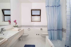 Séchoir à cheveux, serviettes fournies, savon, shampooing