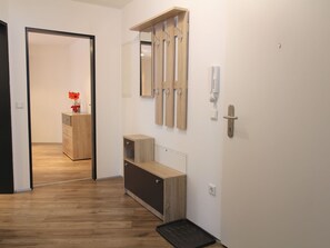 1 Schlafzimmer, Babybetten, individuell eingerichtet, Bettwäsche