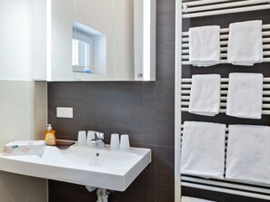Apartment | Bathroom - Cosy Apartment in Neukirchen am Großvenediger With Balcony (Neukirchen am Grossvenediger)