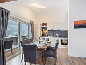 Dining - Cosy Apartment in Neukirchen am Großvenediger With Balcony (Neukirchen am Grossvenediger)